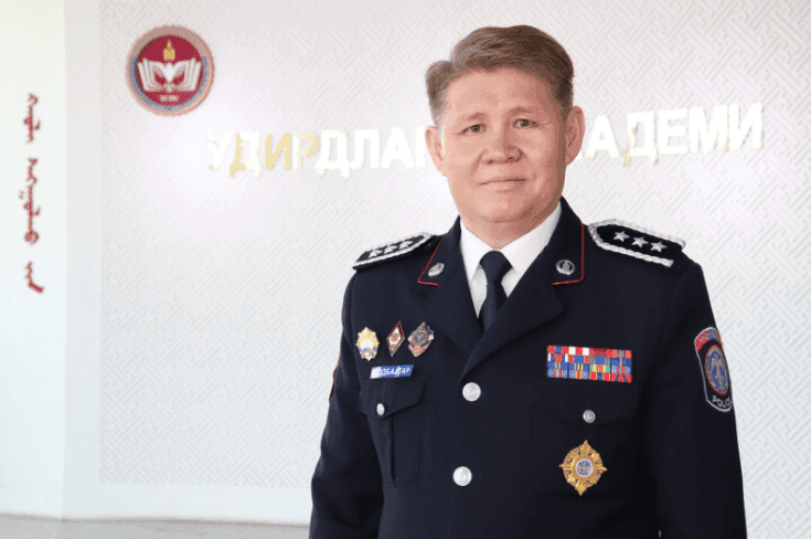 ТҮҮХТ ИХ СУРГУУЛИЙГ ТӨГСӨН АЖИЛ, АМЬДРАЛАА ХОЛБОЖ ЯВАА ХУВЬ ЗАЯАГААРАА БАХАРХДАГ